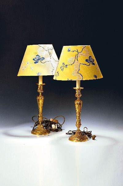 Paar Tischlampen, deutsch, 2. Hälfte, 20. Jh., Bronze vergoldet, eine Brennstelle Stoffschirme, H. ca. 62 cm, Fu. nicht geprüft