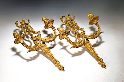 Paar Wandlampen, Klassizismus, Ende 20. Jh., Bronze, je zwei Brennstellen, H. ca. 47 cm, Fu. nicht gepr.