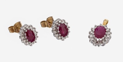 9 kt Gold Rubin-Diamant-Schmuckset, WG/GG 375/000, best. aus: Anhänger und Paar Ohrstecker, 3 ovalfacett. Rubine zus. ca. 1.80ct, 38 8/8-Diamanten ...