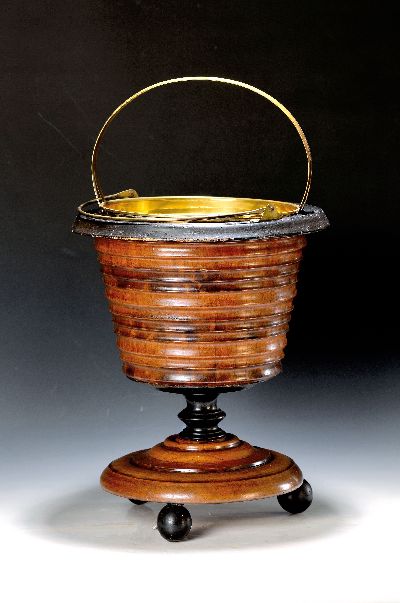 Biedermeierkübel, Mitte 19. Jh., Nussbaum, gedrechselt, Messingeinsatz um 1900 ergänzt, H. ca. 60 cm mit Einsatz
