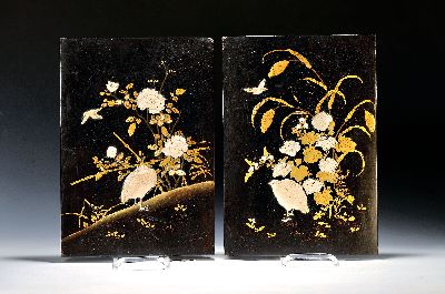 Paar Lacktafeln, Japan, um 1900, Perlhuhn mit Blumen und Schwalbe, Lackarbeit mit floraler Bemalung und reicher Goldstaffage, geschnitzte Blätter ...