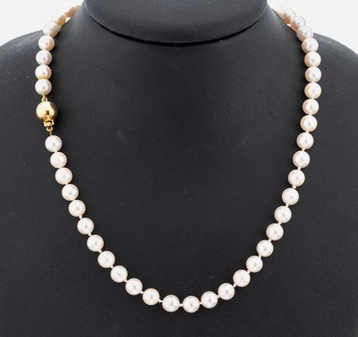 Perl-Collier mit 14 kt Gold Schließe, GG 585/000, l. unrunde Akoyazuchtperlen, D. ca. 6-6.4 mm, L. ca. 88 cm, sollte neu gefädelt werden