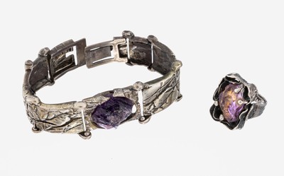 Amethyst-Schmuckset, 835er Silber, abstraktes Design, best. aus: 1 Ring, RW 58, und 1 Armband, L. ca. 18 cm, jew. mit 1 Amethyst-Rohstein, ca. 72.0 g