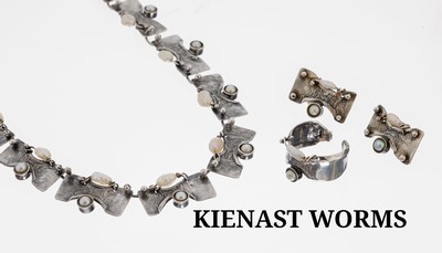 Perl-Schmuckset, 925er Silber, abstraktes Design, best. aus: 1 Collier, L. ca. 43.5 cm, Hakenschließe, 1 Paar Ohrstecker, ehemals Glieder des ...