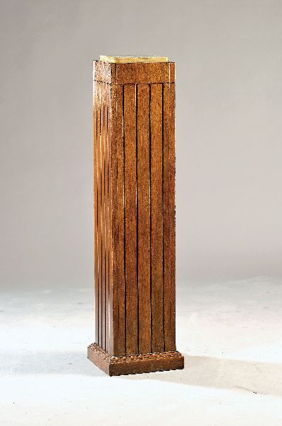 Elegante Art-Deco-Säule, 20er Jahre, Nussbaum massiv, umlaufend mit, Rillendekor, Quaderform, Onyxplatte, 115 x 24 x 24 cm