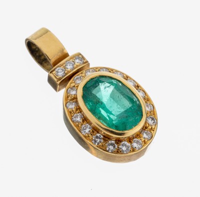 18 kt Gold Smaragd-Brillant-Anhänger, GG 750/000, mittig ovalfacett. Smaragd von sehr schöner Farbe ca. 2.10 ct, 20 Brillanten zus. ca. 0.30 ct ...