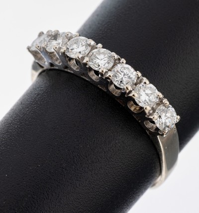 14 kt Gold Brillant-Ring, WG 585/000, 7 Brillanten zus. ca. 0.56 ct feines Weiß/p, 1 Stein stark besch., RW 58, ca. 2.1 g