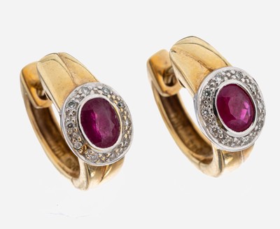 Paar 14 kt Gold Rubin-Brillant-Ohrcreolen, GG 585/000, part. rhod., 2 ovalfacett. Rubine zus. ca. 0.60 ct, 20 Brillanten zus. ca. 0.08 ct (grav.) ...