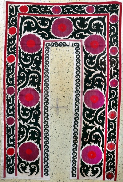 Seiden Susani antik, Uzbekistan, um 1900, Seiden-Stickerei, ca. 225 x 148 cm, Reinigungsbedürftig, EHZ: 2
