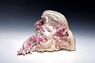 Große Wandkonsole, Meissen, um 1880, Modelljahr ca. 1855-60, Modell No. D 128 Porzellan, pupurfarbene Handbemalung, Goldstaffage, Muschelrocaillen ...