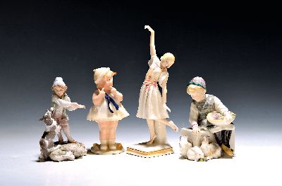 4 Porzellanfiguren, Karl Ens, Volkstedt, 1920er-Jahre, Porzellan, farbig staffiert, Kind beim Füttern von Hasen H. 12 cm; Knabe wird von Hund ...