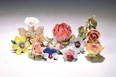 25 Blüten als Tafelschmuck, Ens, Volkstedt, nach 1919, Porzellan, farbig staffiert, variantenreiche Ausführungen u.a. Orchideen, verschiedene ...