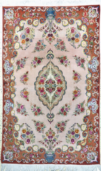 Täbriz fein(50 Raj), Persien, Ende 20.Jhd, Korkwolle mit Seide, ca. 256 x 158 cm Mottenfraß am Rand, EHZ: 2(Abrasch)