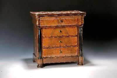 Modellkommode, süddeutsch, um 1870, Nußbaumfurnier ebonisierte Halbsäulen, 4 Schübe, Oberflächenschäden, ca. 42x41x32cm, EZ 2