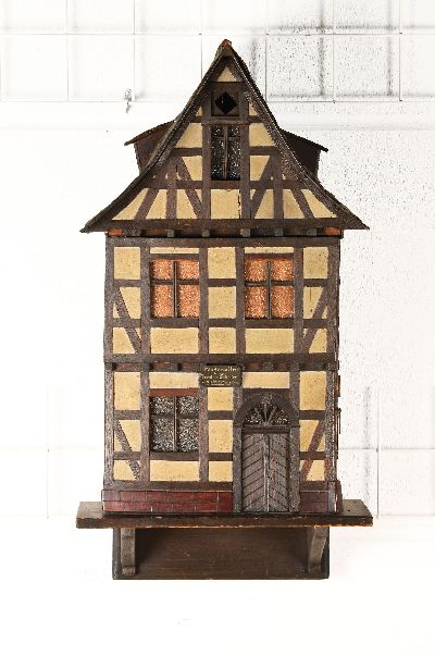 Wandschränkchen in Form des Schillerhauses in Marbach am Neckar, um 1900-1910, Holz gefaßt in Fachwerkdesign, Glaseinsätze in den Fenstern, Dach ...