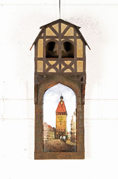 Glockenzug in Form eines Fachwerkhauses, deutsch, um 1900-1910, Holz bemalt, unten eingelegte Emailarbeit des Altpörtels zu Speyer, Glocke innen, ...