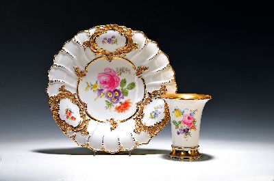 Prunkteller und Vase, Meissen, um 1900, 1. Wahl, Prunkteller: mittig und in Randkartuschen bunte Blumen, matt- und glanzvergoldetes Relief, D. ca. ...