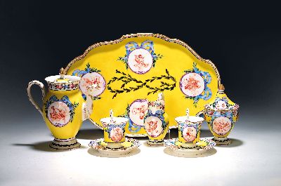 Tete-a-tete, Frankreich, um 1870, Porzellan, Kartuschen rote Camaieumalerei, apokryphe Sevres-Marke, Tablett, Kanne, Zuckerdose, Milchkännchen, 2 ...