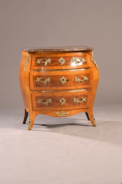 Barockkommode, um 1760, Rosenholzfurnier, mit Rautenmarketerie, orig. Marmorplatte, 3 Schubladen, orig. Schlösser, 1 Schlüssel, ca. 78 x 76 x 42 ...