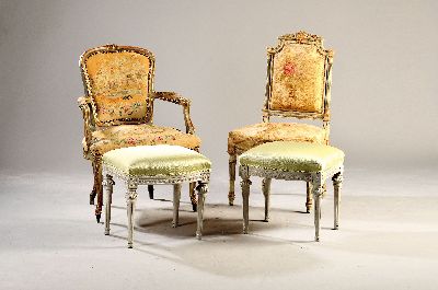 Geschmackvoll zusammengestellte Sitzgruppe: Stuhl, Sessel und zwei Hocker, 19. Jh. , gepolstert und bezogen, in weiß gefaßt, Bezüge z.T. ...