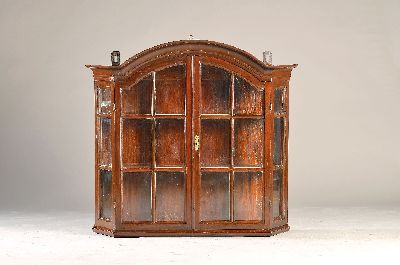 Wandvitrine, Barock, 18.Jh., Nußbaum massiv, dunkel gebeizt, zweitürig verglast mit Versprossung, seitliche Verglasung mit Sprung, ca. 90x103x25 ...