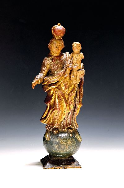 Heiligenfigur, Mutter Gottes mit Kind, um 1720/30, Lindenholz geschnitzt, meist orig. Fassung, altersbedingt beschädigt, H. ca. 30 cm