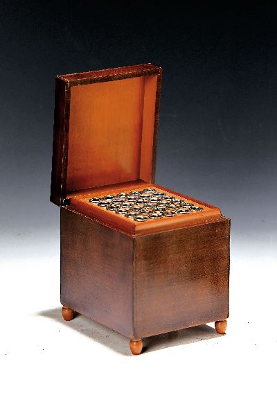 Zigarettenkiste mit Musikspielwerk (2 Melodien), Guendot, Schweiz, 1. Hälfte 20.Jh. , Nußbaum, Klappdeckel, Innenaufteilung für 30 Zigaretten, ...