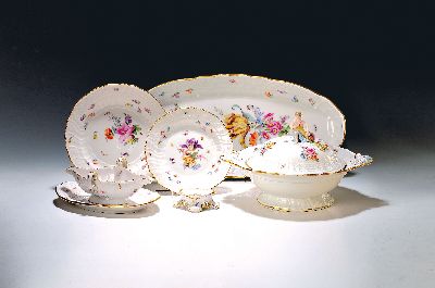 Umfangreiches Tafelservice, Meissen, Neubrandenstein, Blumenbukett mit Insekten, Goldrand, für 12 Personen, Deckelschüssel min. best., Sauciere, ...