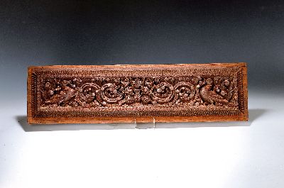 Geschnitzter Buchdeckel eines liturgischen Manuskripts, Tibet, fortgeschrittenes 19.Jh. , schweres Holz, geschnitzter Dekor im Hochrelief, florales ...