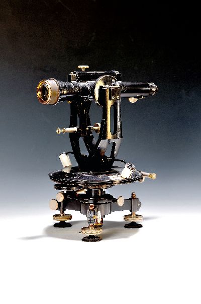 Theodolith, Breithaupt & Sohn Kassel, um 1900, Messing schwarz lackiert, auf dem beweglichen Fernrohr Röhrenlibelle, seitlich Fokussierschraube, auf ...