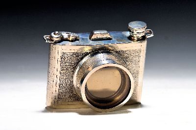 Flachmann in Form einer Kamera, Sheffield, 20.Jh., Zinn glanzpoliert, am Boden bezeichnet, 9x12x6 cm