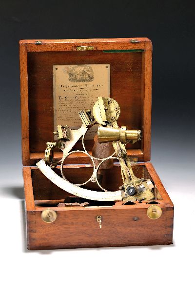 Sextant, J. Coombers Devonport, um 1898, num. 5779, orig. Mahagonikasten, bezeichnet, im Deckel Certificate of Examination, ca. 27 x 25.5 cm