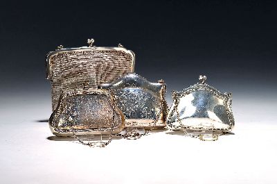4 Portemonnaies bzw. Abendtaschen aus Silber, England, 20.Jh., 1x E.J. Trevitt & Sons, Chester, 1907, 127g; 1x Henry Clifford Davis, Birmingham, ...