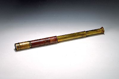 Teleskop-Fernglas, Ross, London, ausgehendes 19.Jh., No. 21042, Messing, zweifach ausziehbar, belederter Griff, Lederkappen, bezeichnet, L. 27-60 cm