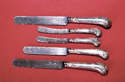 Set aus 18 Messern, u.a. Allen & Darwin, Sheffield, um 1915-1928, Silber, Stahlklingen, Jahresmarken z.T. stark verschlagen, Rocaillen- bzw. ...