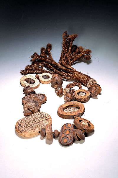 Ritualkette zur Abwehr böser Geister, Guatemala, 1970er Jahre, aus 39 verschiedenen keramischen Teilen, diese in unterschiedlichen Formen, teils mit ...