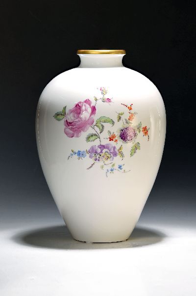 Große Vase/Bodenvase, KPM Berlin, 20. Jh., Hausmalerei, qualitätvolle Blumenbemalung, Goldrand, H. ca. 44 cm, Porzellan