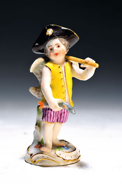 Porzellanfigur, Meissen, 20. Jh., verkleidete Amorette, Fischer, Goldstaffage, H. ca. 10.5 cm