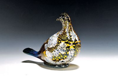 Glasfigur, wohl Murano, Vogel, 20. Jh., farbloses Glas mit bunten Einschmelzungen, und eingeschmolzenem Goldflitter, ca. 18 x 18 cm