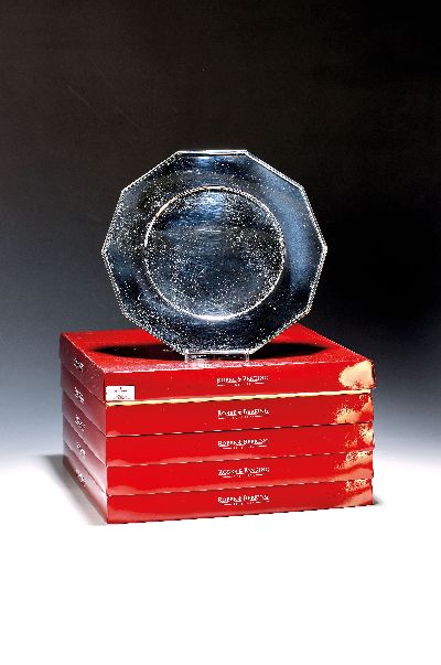 6 Platzteller, Robbe & Berking, Metall versilbert, orig. Kartons, Dekor Alt-Spaten,D- ca. 28 cm