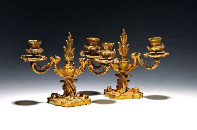 Zwei Kerzenleuchter, um 1900, Tropffänger fehlen, Bronze, 17 x 22 cm