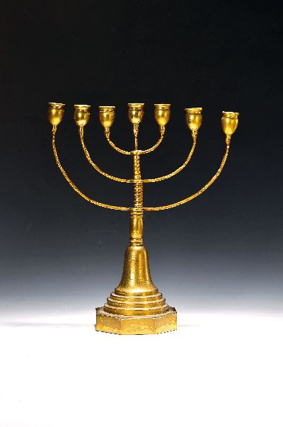 Siebenarmiger Leuchter/Menora, wohl um 1900, Messing, 8-eckiger Fuß, berieben, 33.5 x 30 cm