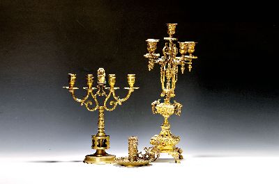 Drei Leuchter, Messing, um 1890-1900, 1. Historimusleuchter nach Renaissancevorbild, vier Brennstellen, Löwe mit Wappen, H. ca. 33cm; 2. wohl ...