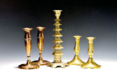 5 Kerzenleuchter, um 1900/20er Jahre, Messing, Pagodenleuchter, 20er Jahre, H. 26.5 cm, Paar Leuchter H. 19 cm, Paar Leuchter H. 14 cm