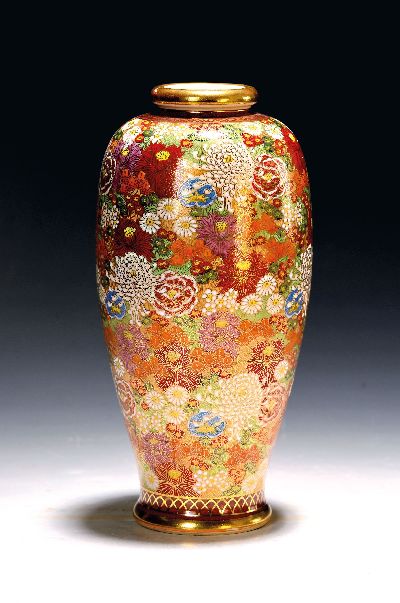 Vase, Japan, Satsuma, um 1900/20, Steingut, umlaufender Blumendekor, Goldstaffage, H. ca. 25.5 cm, am Boden bez.