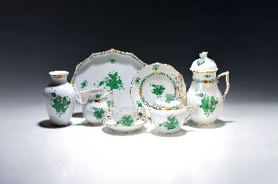 Mokkaservice, Herend, Apponyi grün, Mokkakanne, grosse Zuckerdose, Sahnegießer, 6 Tassen mit Untertassen, 6 kl. Dessertteller kl. Tablett, Vase, 3 ...