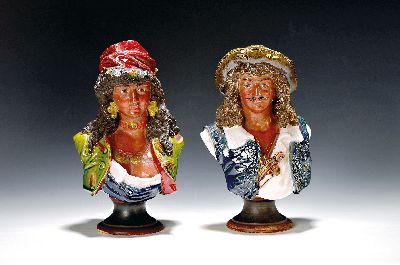 Paar Büsten, wohl Österreich, um 1900, Geiger und Wahrsagerin in historischen Gewänder der Sinti und Roma, Wahrsagerin mit Schmuck und Karten im ...