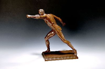 Sehr großer borghesischer Fechter, um 1900/20, nach antike Vorbild, Bronzefigur, patiniert, H. ca. 48 cm, L. ca. 48 cm, Gladenbeck Berlin