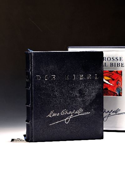 Die Chagall Bibel, Einheitsübersetzung der der Heiligen Schrift, Verlag Katholisches Bibelwert 1998, geprägter Ledereinband, blauer Schnitt, orig. ...