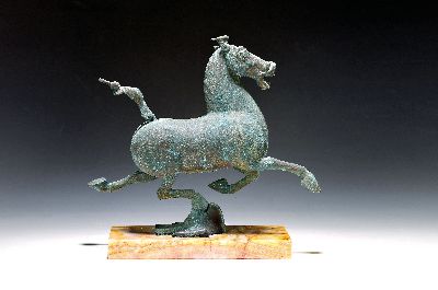 Fliegendes Pferd von Kansu, 20. Jh., Bronzefigur, 1977 erworben, nach antikem Vorbild, ca. 29 x 30 cm, Onyxsockel, Etikett geprüft ARA, orig. ...